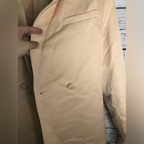 Feather Cuff Tuxedo Coat
Elegant Pink Peach Feather-Trimmed Coat - Picture 9 of 15